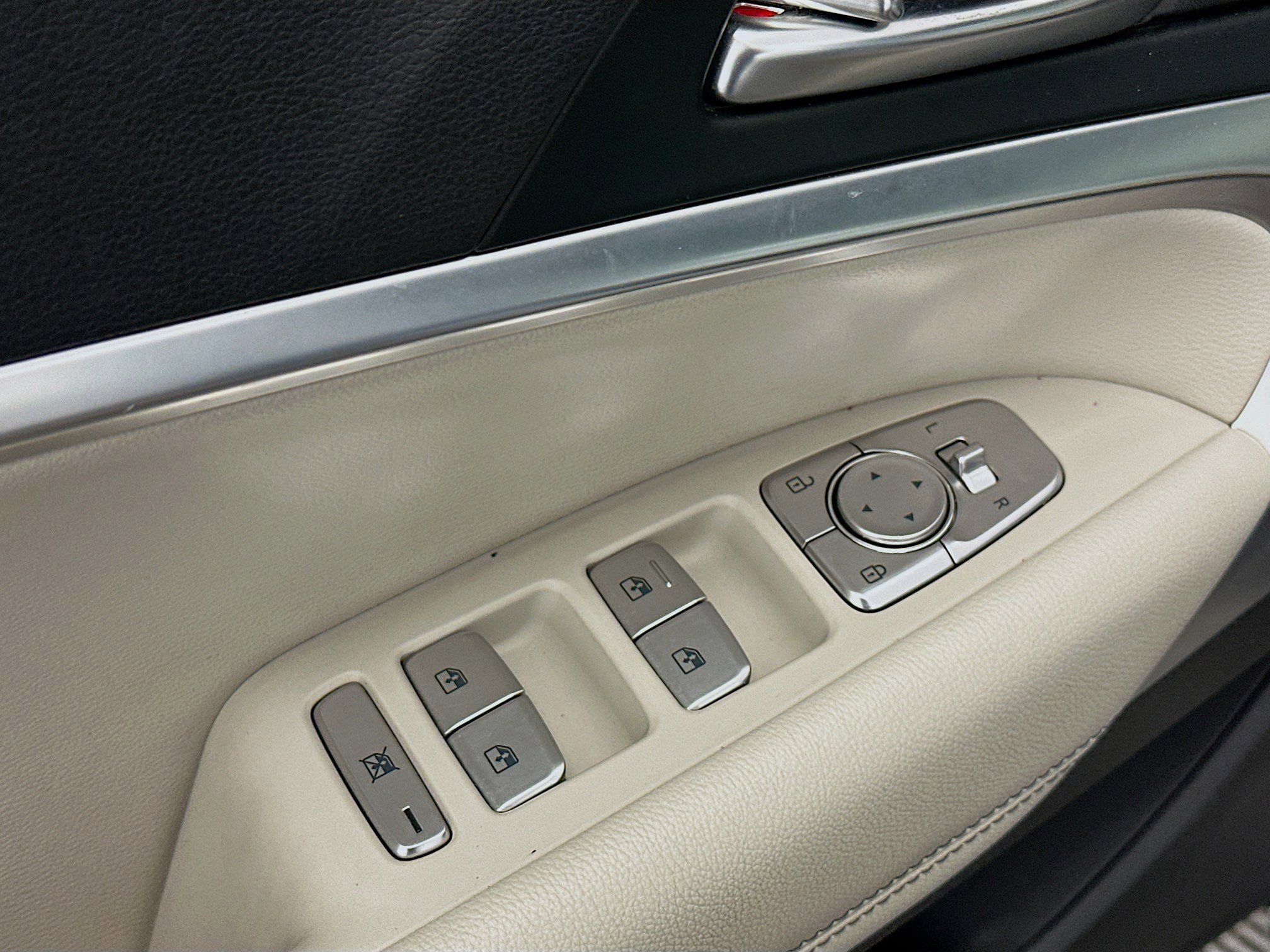 Used 2025 Genesis G70 2.5T image 15