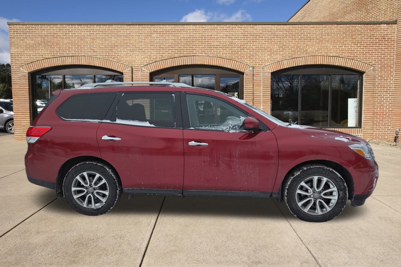 Used 2016 Nissan Pathfinder SV image 2