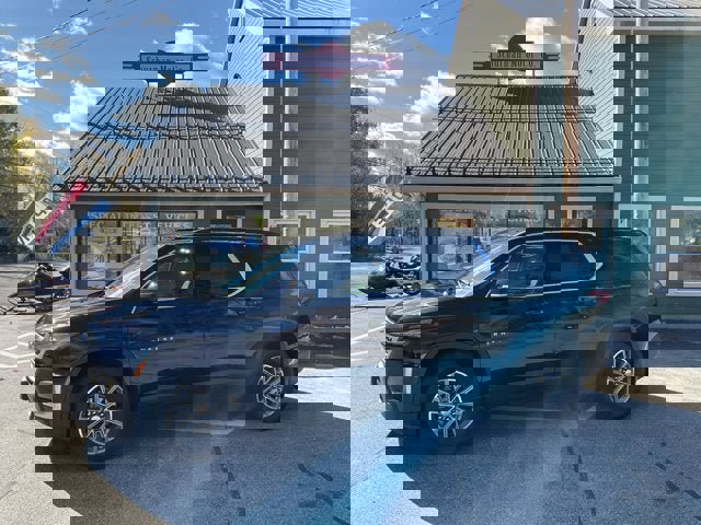 Used 2022 Chevrolet Traverse LT image 1