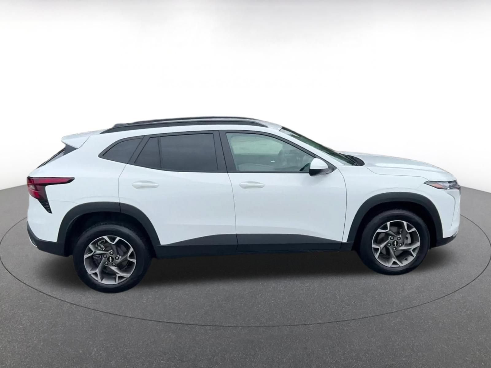 Used 2025 Chevrolet Trax LT FWD image 16