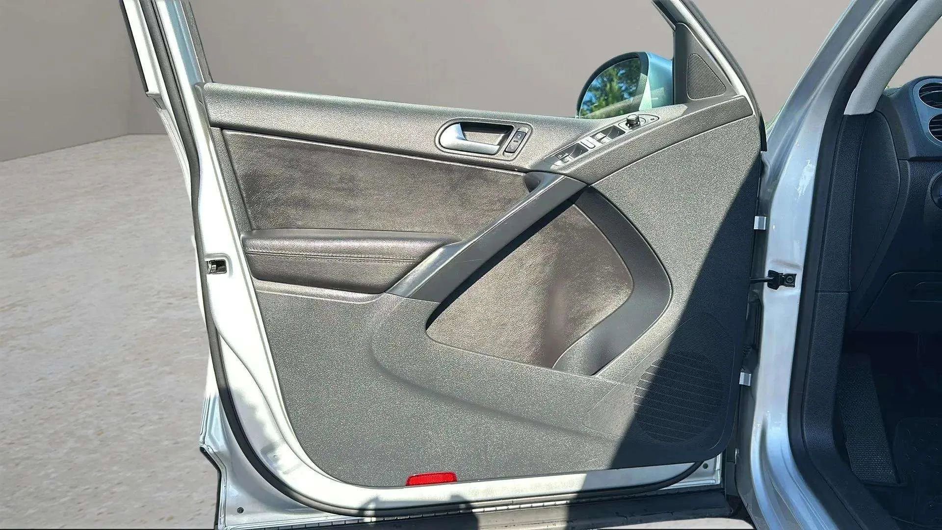 Used 2016 Volkswagen Tiguan S image 10