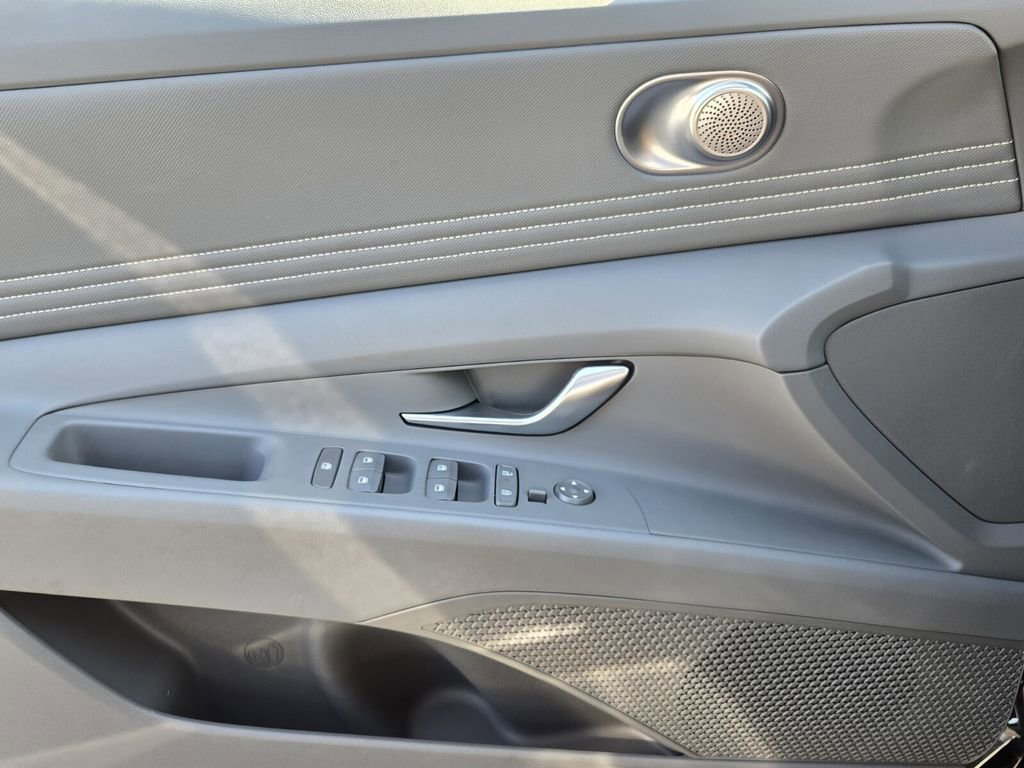 Certified 2025 Hyundai Elantra SEL image 28