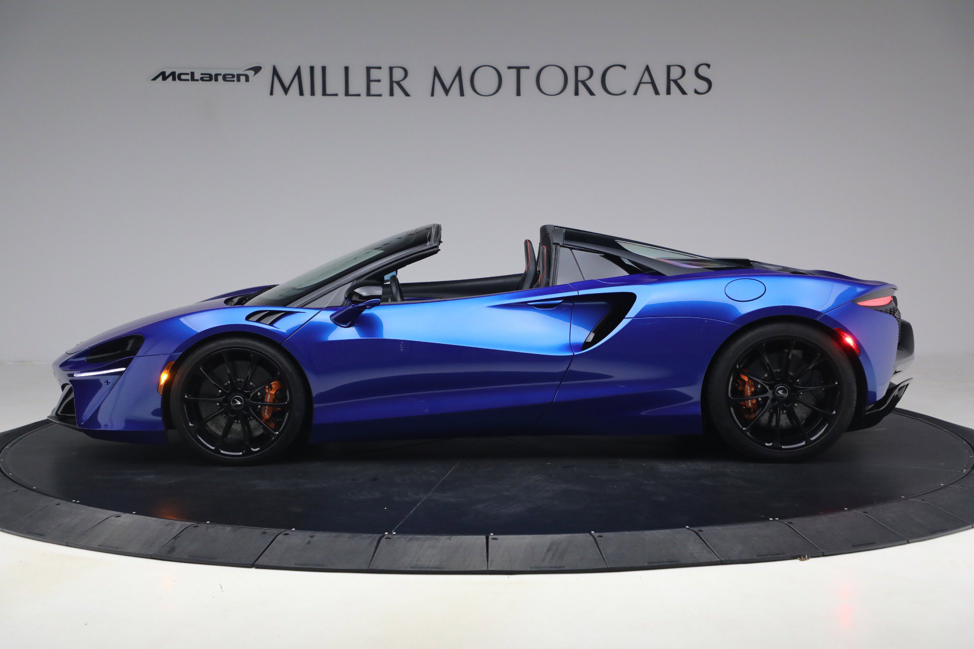 Used 2025 McLaren Artura Spider image 3
