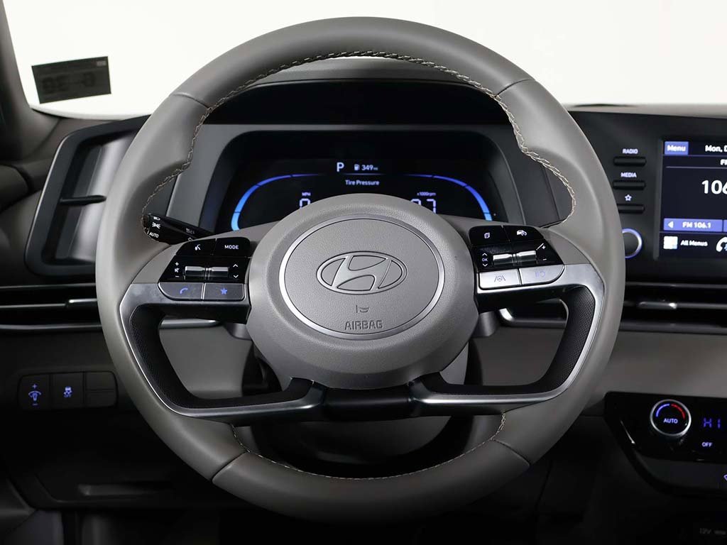 Certified 2025 Hyundai Elantra Sport image 32