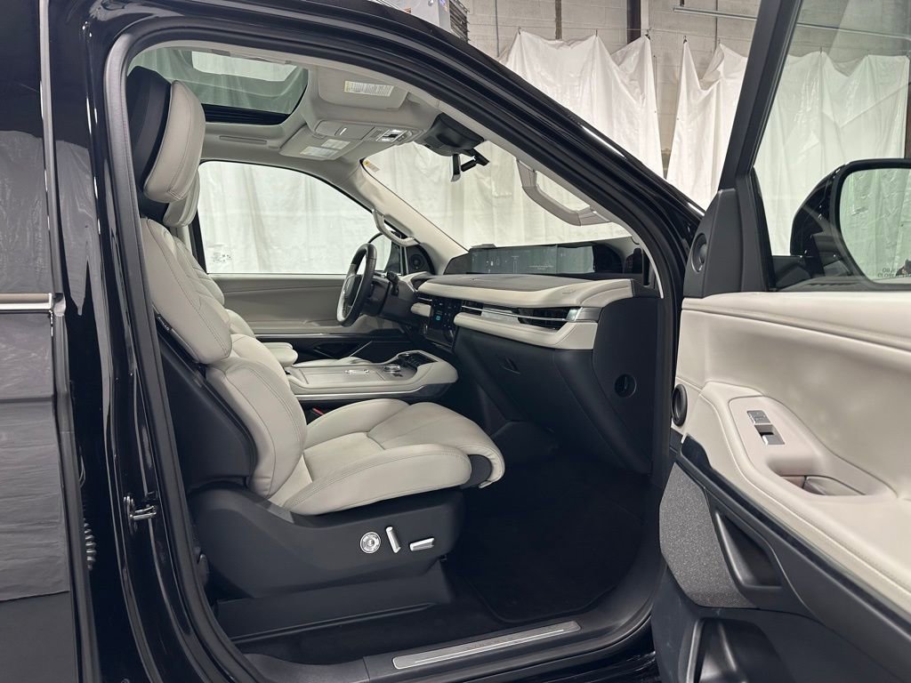 Used 2025 Lincoln Navigator Reserve image 61