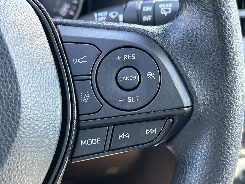 Used 2021 Toyota RAV4 XLE w/ Convenience Package FWD image 31