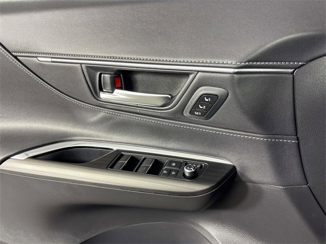 Used 2024 Toyota Venza XLE image 16