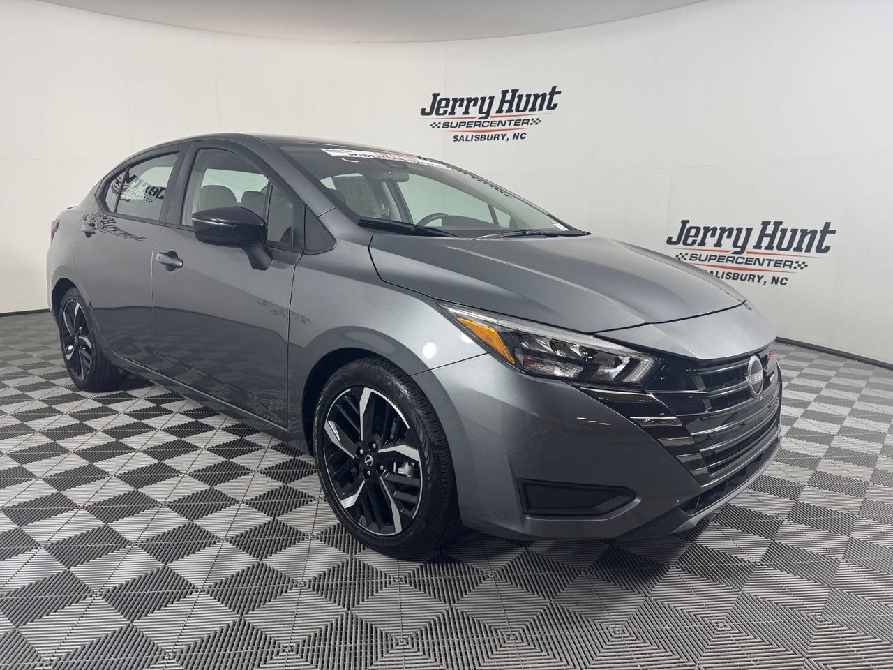 Used 2025 Nissan Versa SR FWD image 5