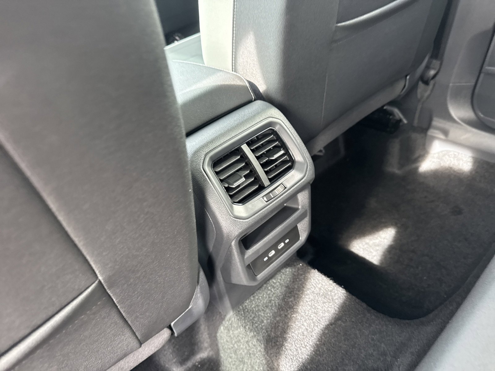 New 2026 Volkswagen Taos SE image 18