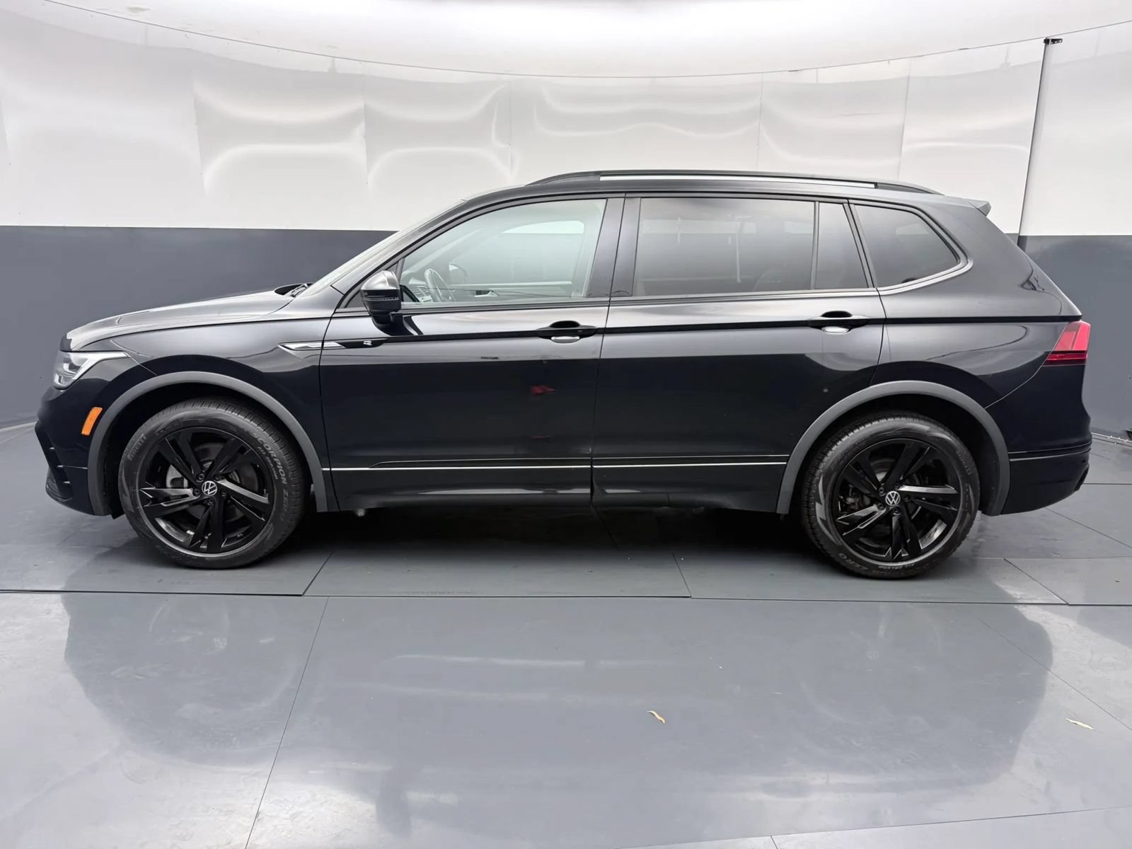 Used 2023 Volkswagen Tiguan SE R-Line AWD/4WD image 4