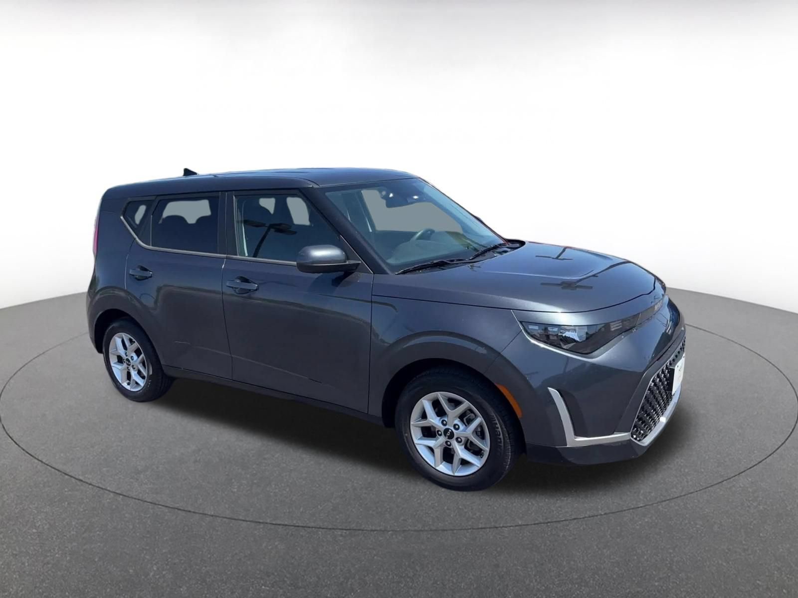 Used 2025 Kia Soul LX w/ LX Technology Package FWD image 2