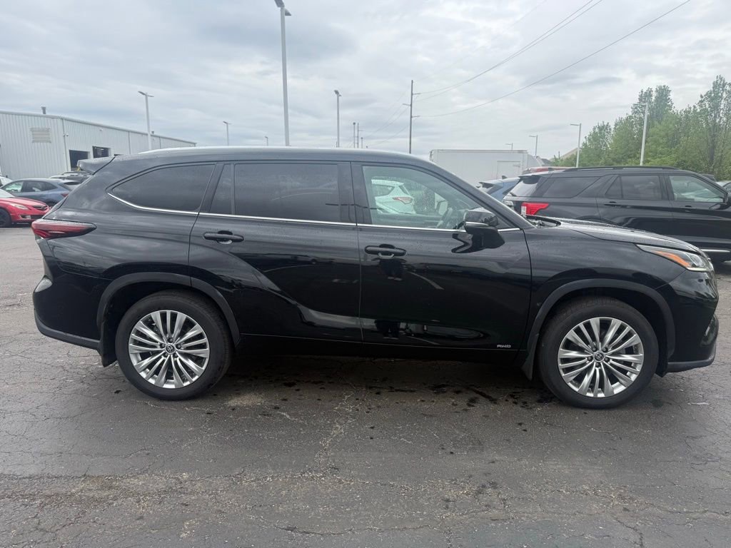 Used 2025 Toyota Highlander Platinum AWD/4WD image 2