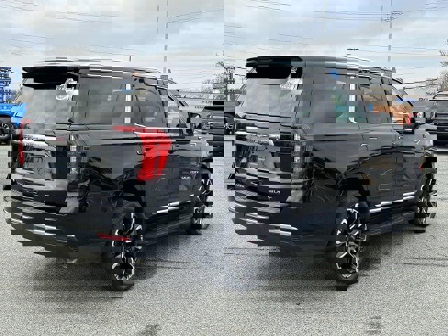 Used 2022 GMC Yukon SLT w/ SLT Luxury Package image 5