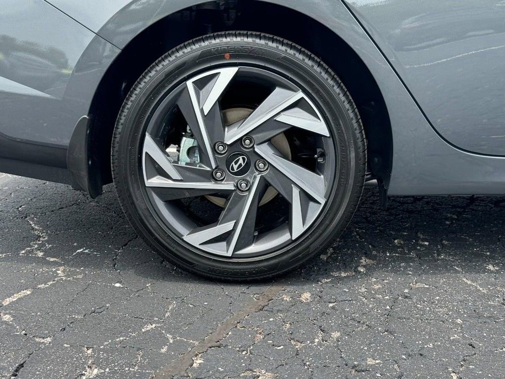 Used 2025 Hyundai Elantra SEL image 4