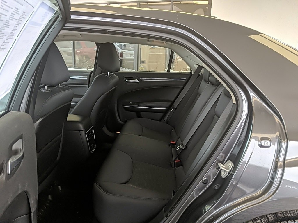 Used 2019 Chrysler 300 Touring w/ Sport Appearance Package image 11