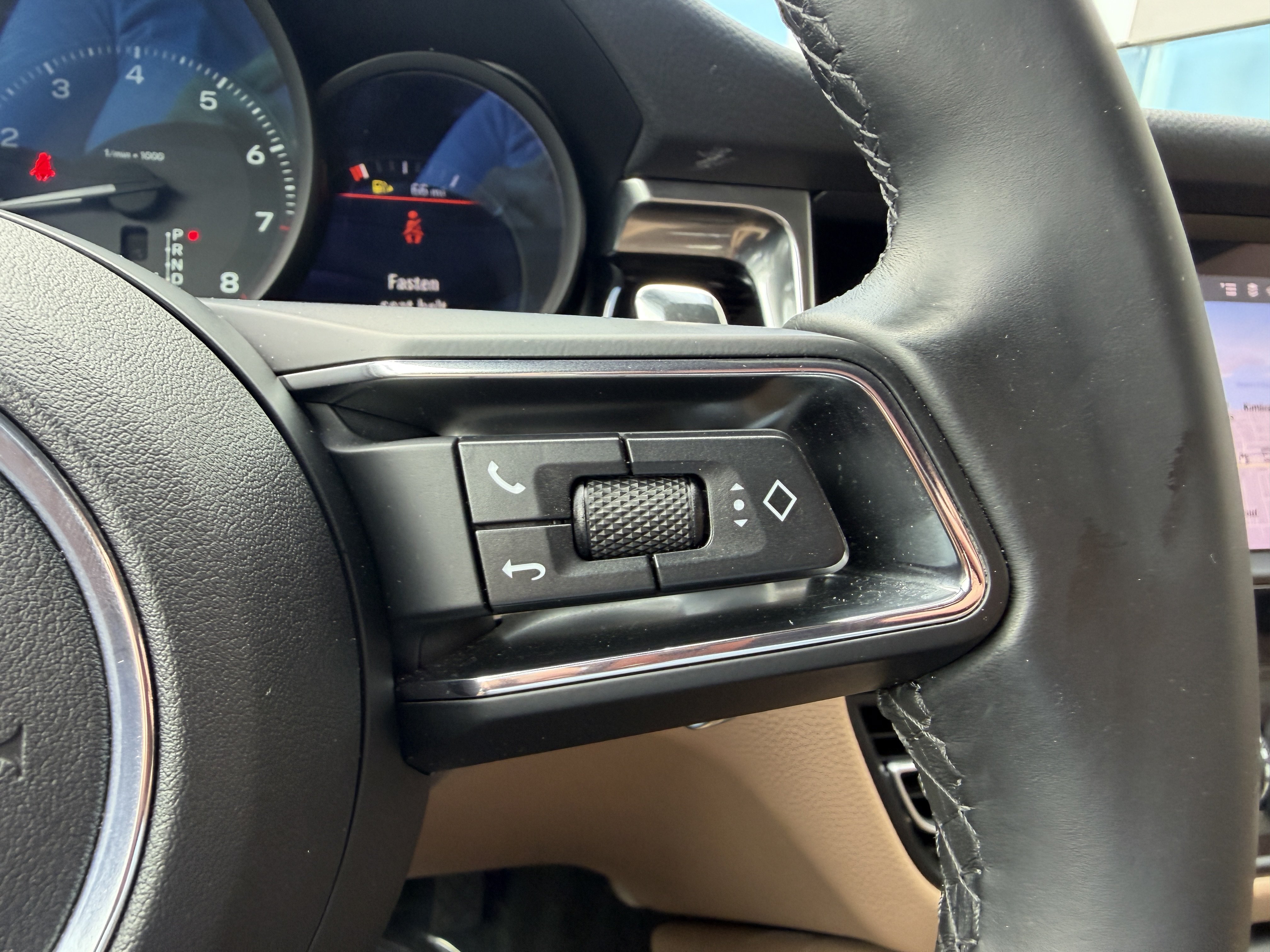 Certified 2024 Porsche Macan AWD/4WD image 33
