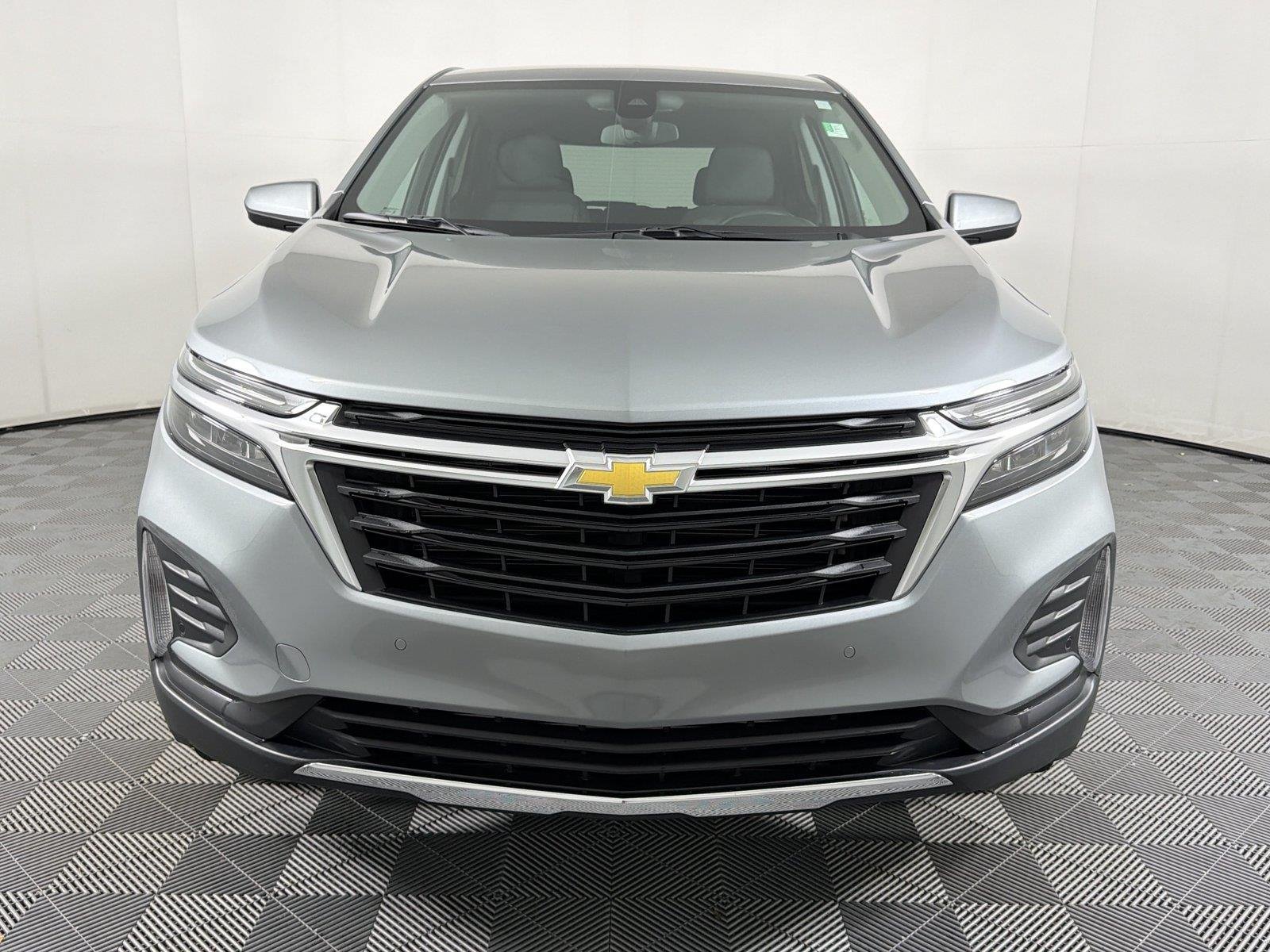 Used 2024 Chevrolet Equinox LT FWD image 2