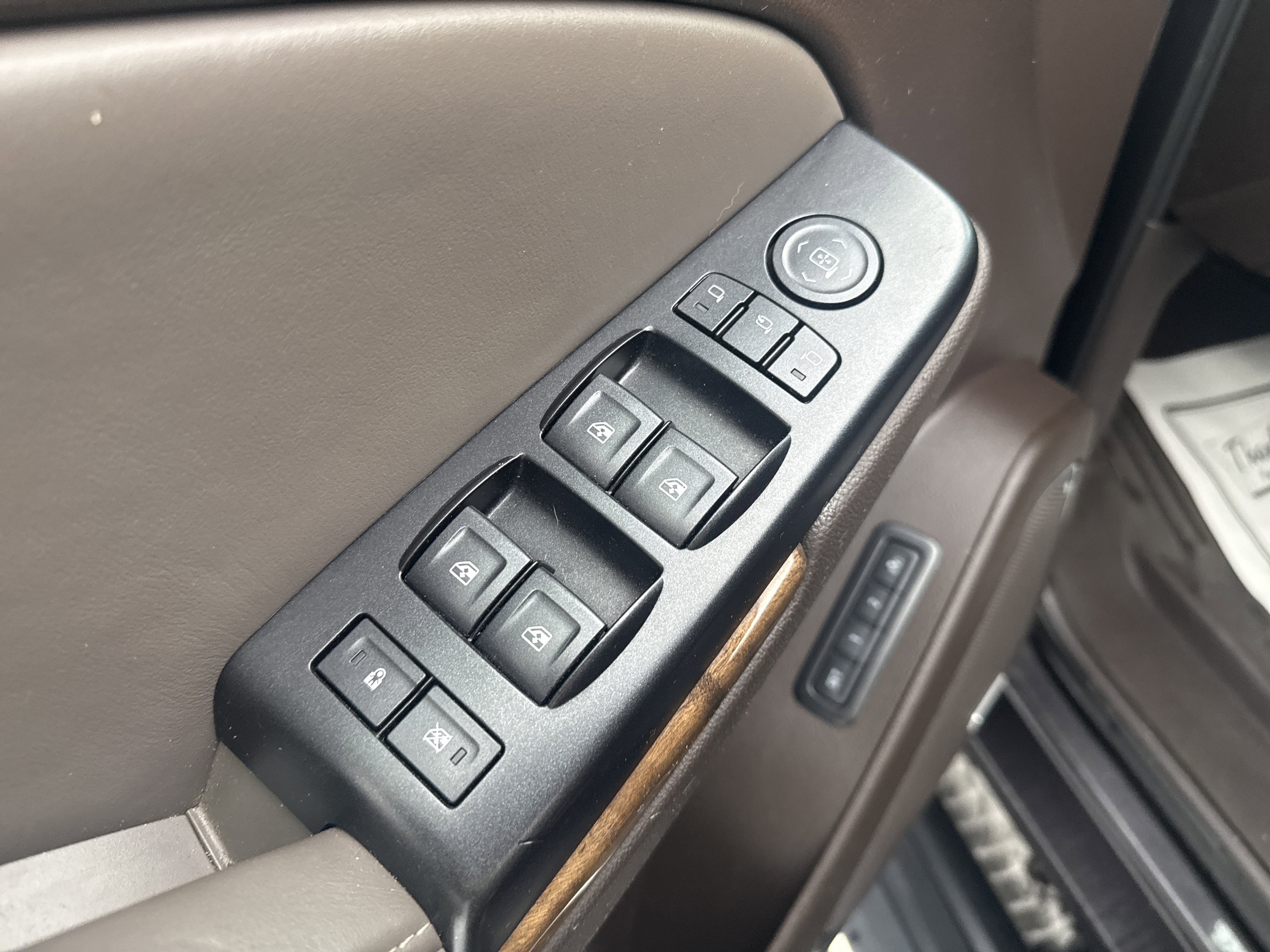 Used 2015 GMC Yukon Denali w/ Premium Package image 17