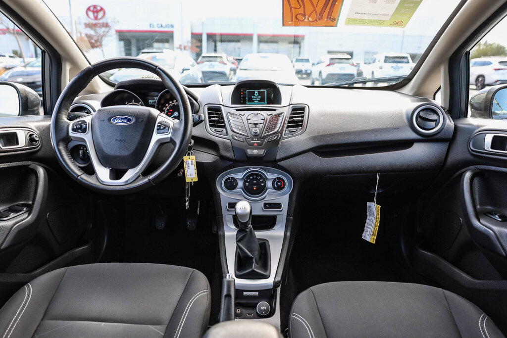 Used 2016 Ford Fiesta SE image 2