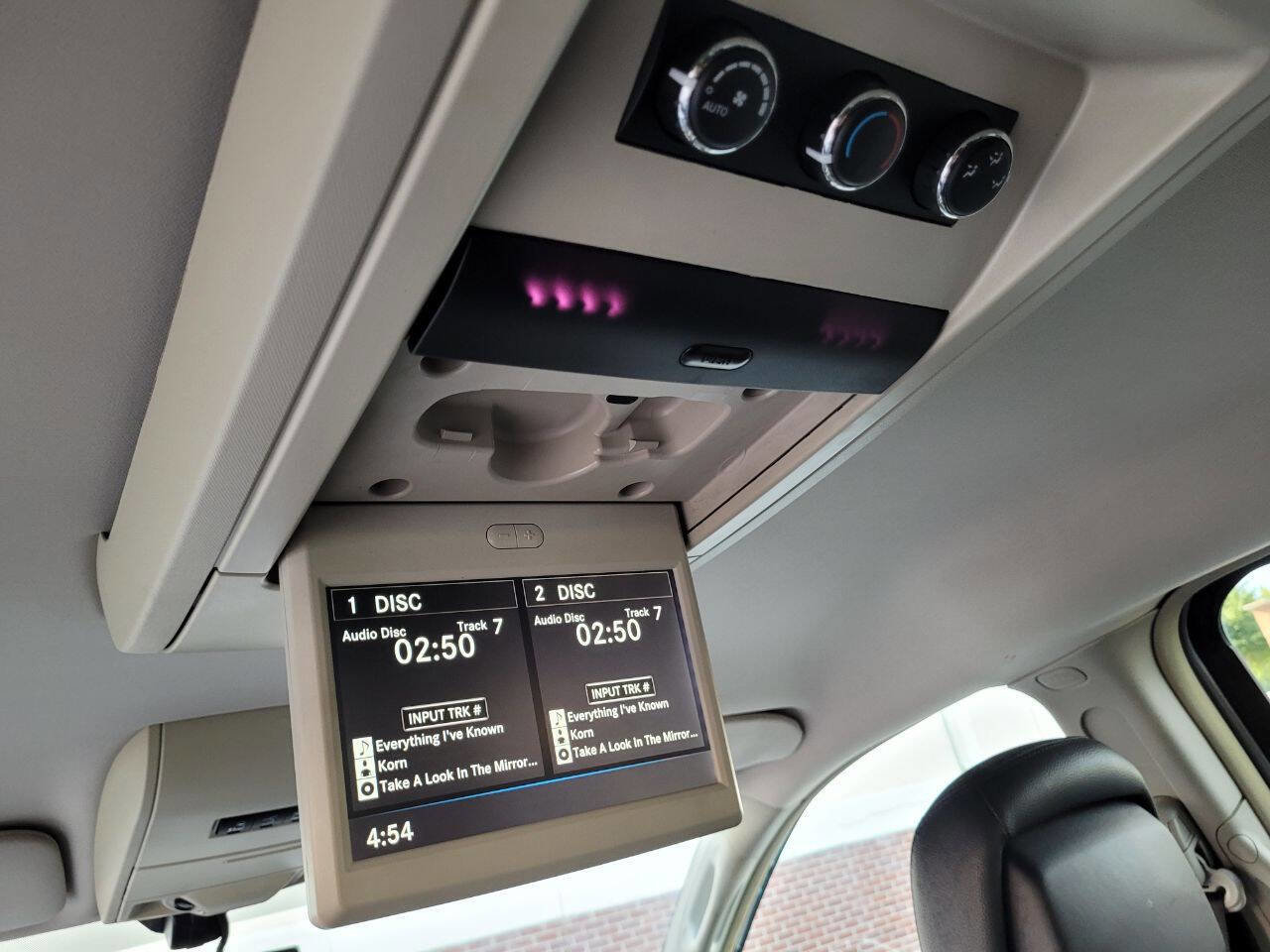 Used 2014 Chrysler Town & Country Touring-L w/ Driver Convenience Group image 13