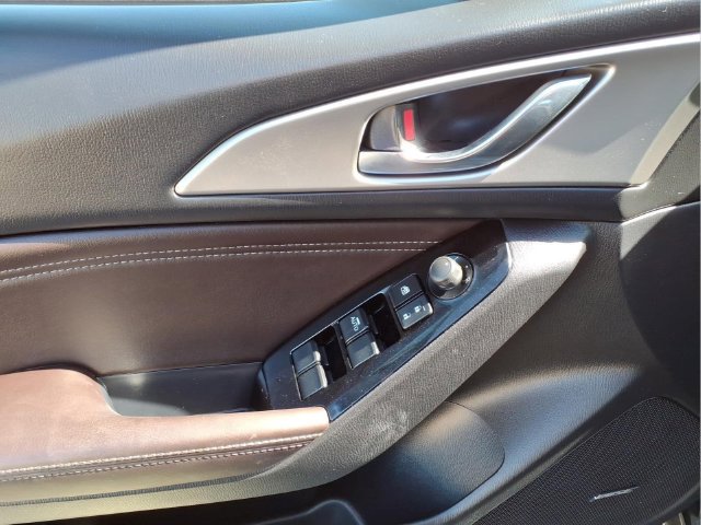 Used 2018 MAZDA MAZDA3 Touring FWD image 11