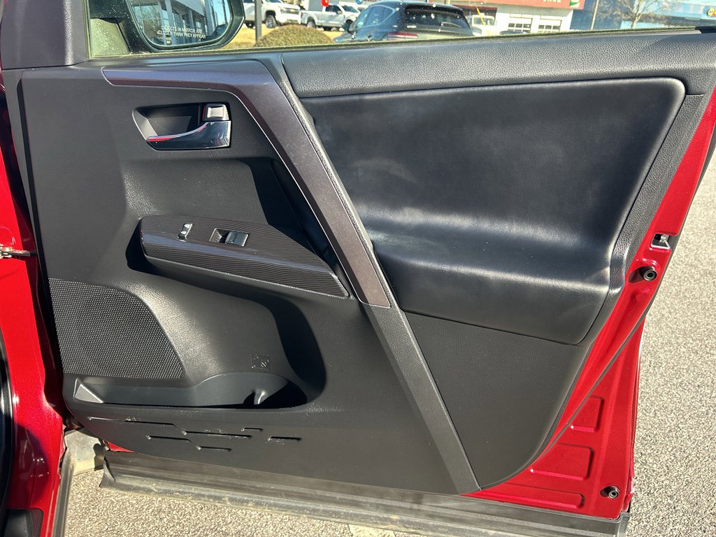 Used 2018 Toyota RAV4 SE image 22