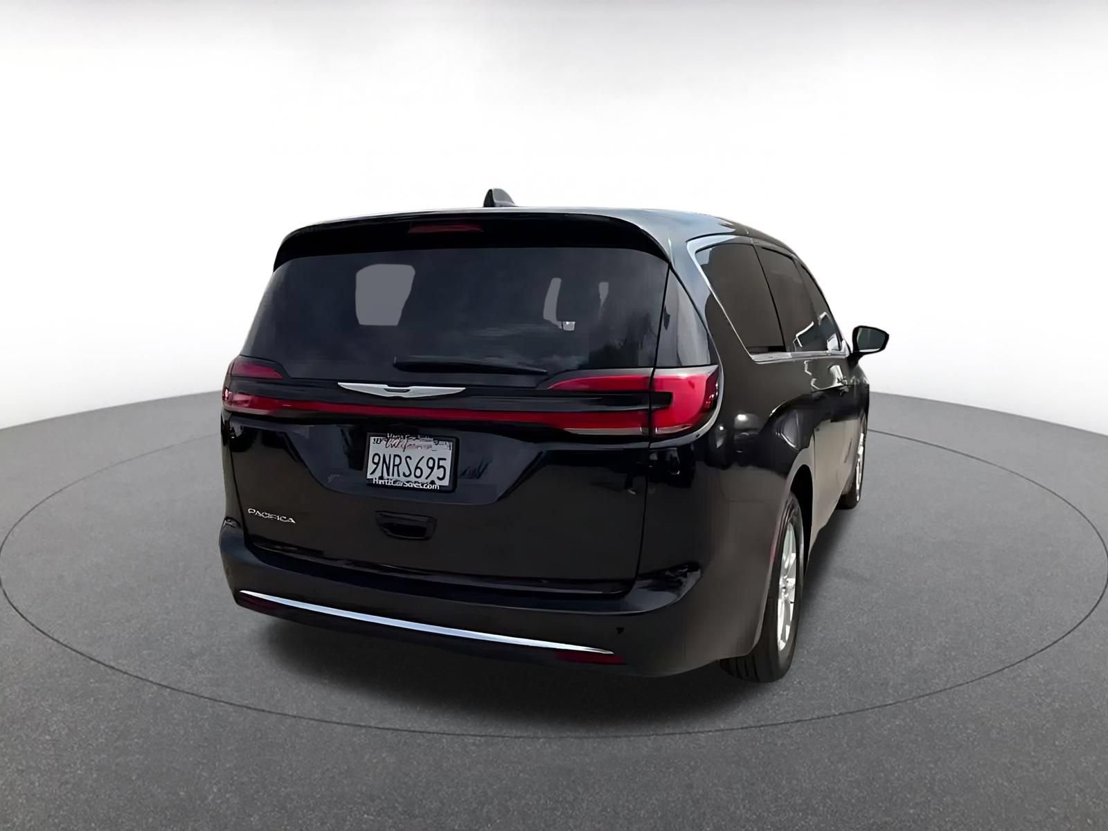 Used 2025 Chrysler Pacifica Select FWD image 11