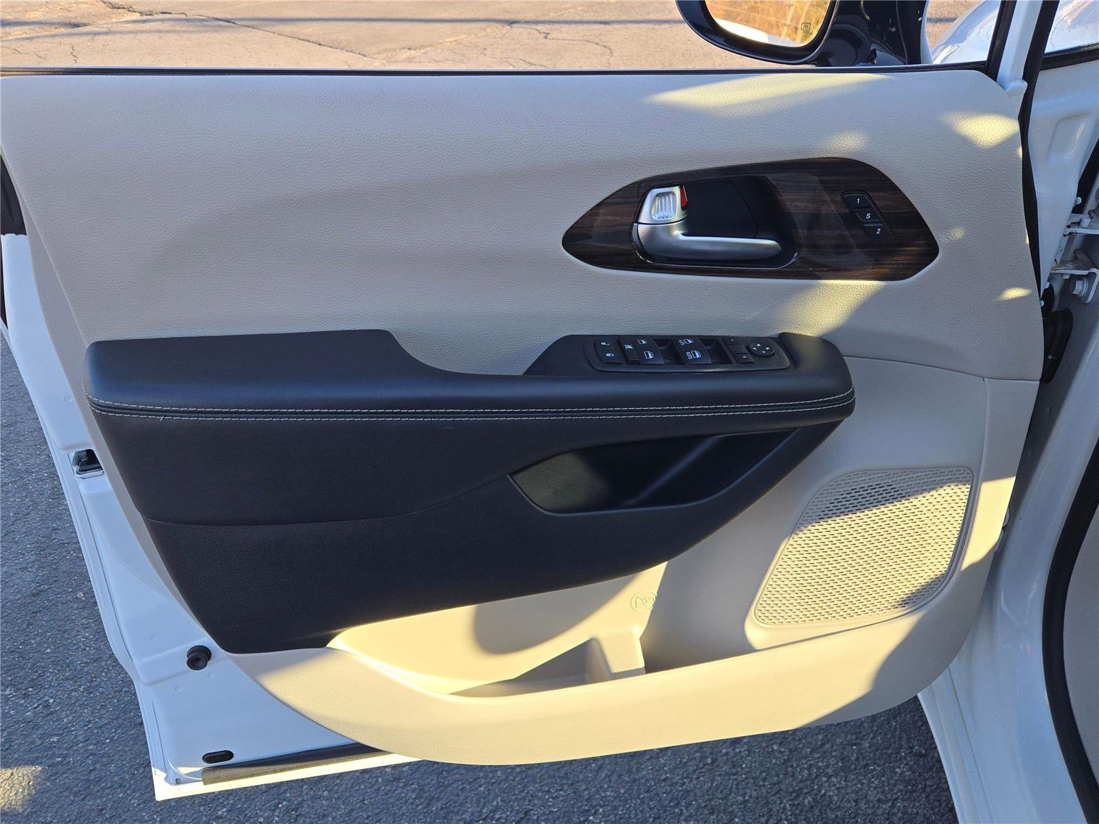 Certified 2023 Chrysler Pacifica Limited FWD image 24