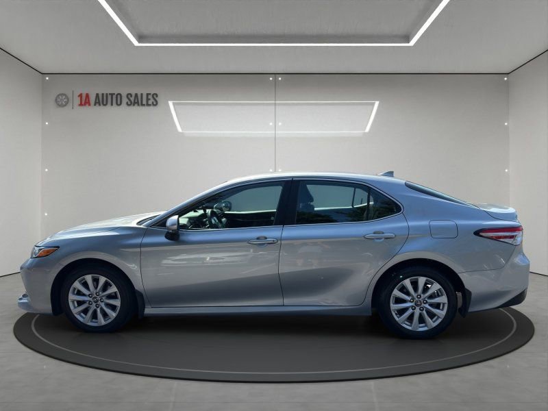 Used 2020 Toyota Camry LE image 2