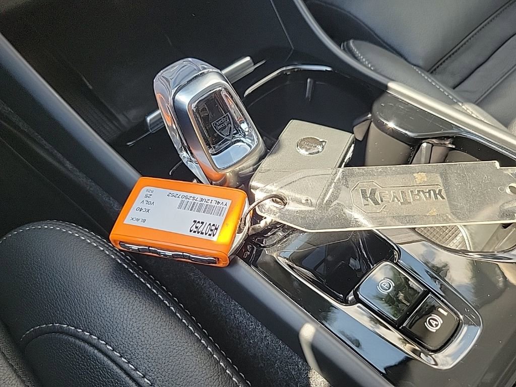 Used 2025 Volvo XC40 B5 Plus image 22