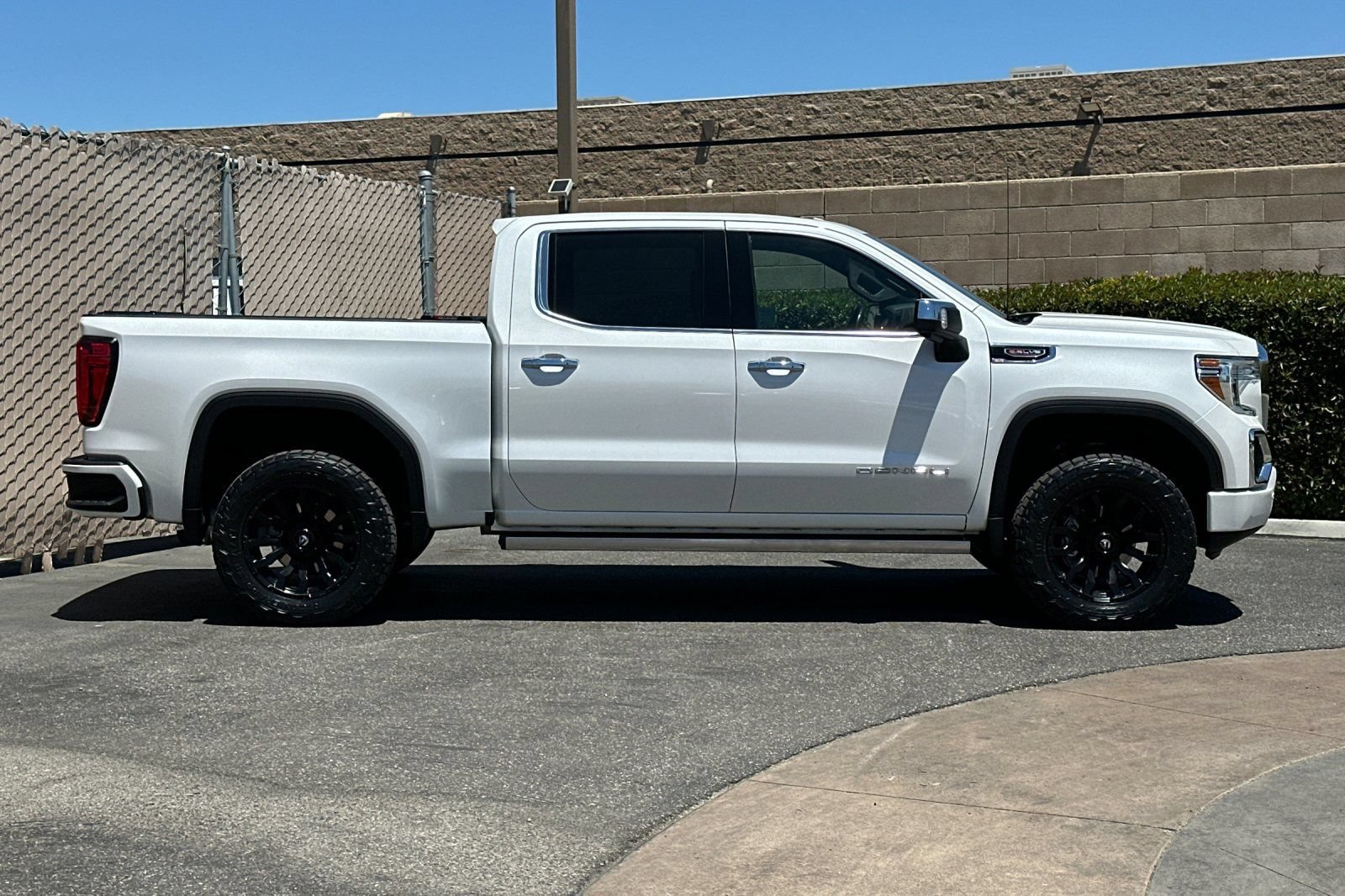 Used 2022 GMC Sierra 1500 Denali w/ Denali Reserve Package AWD/4WD image 3
