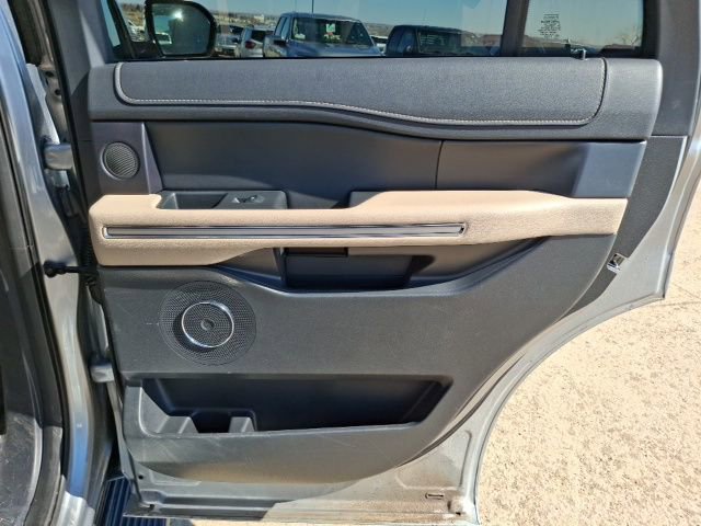 Used 2024 Ford Expedition Limited image 11