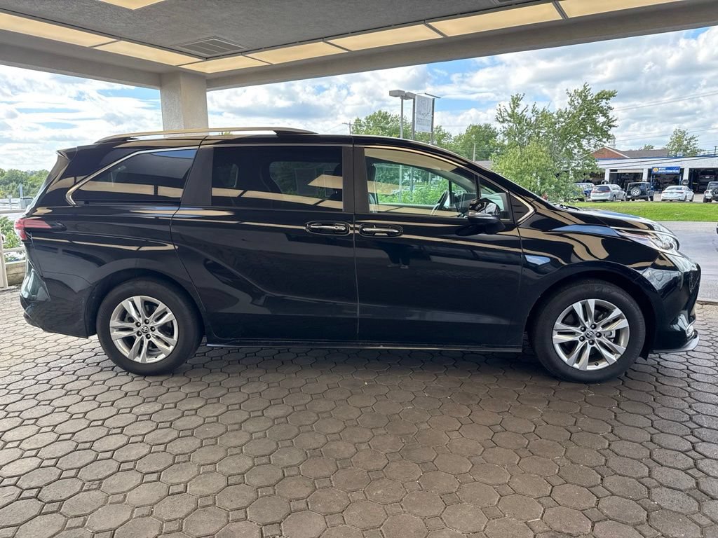 Used 2024 Toyota Sienna Limited AWD/4WD image 5