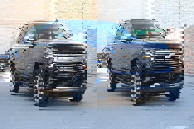 Used 2023 Chevrolet Suburban Premier image 2