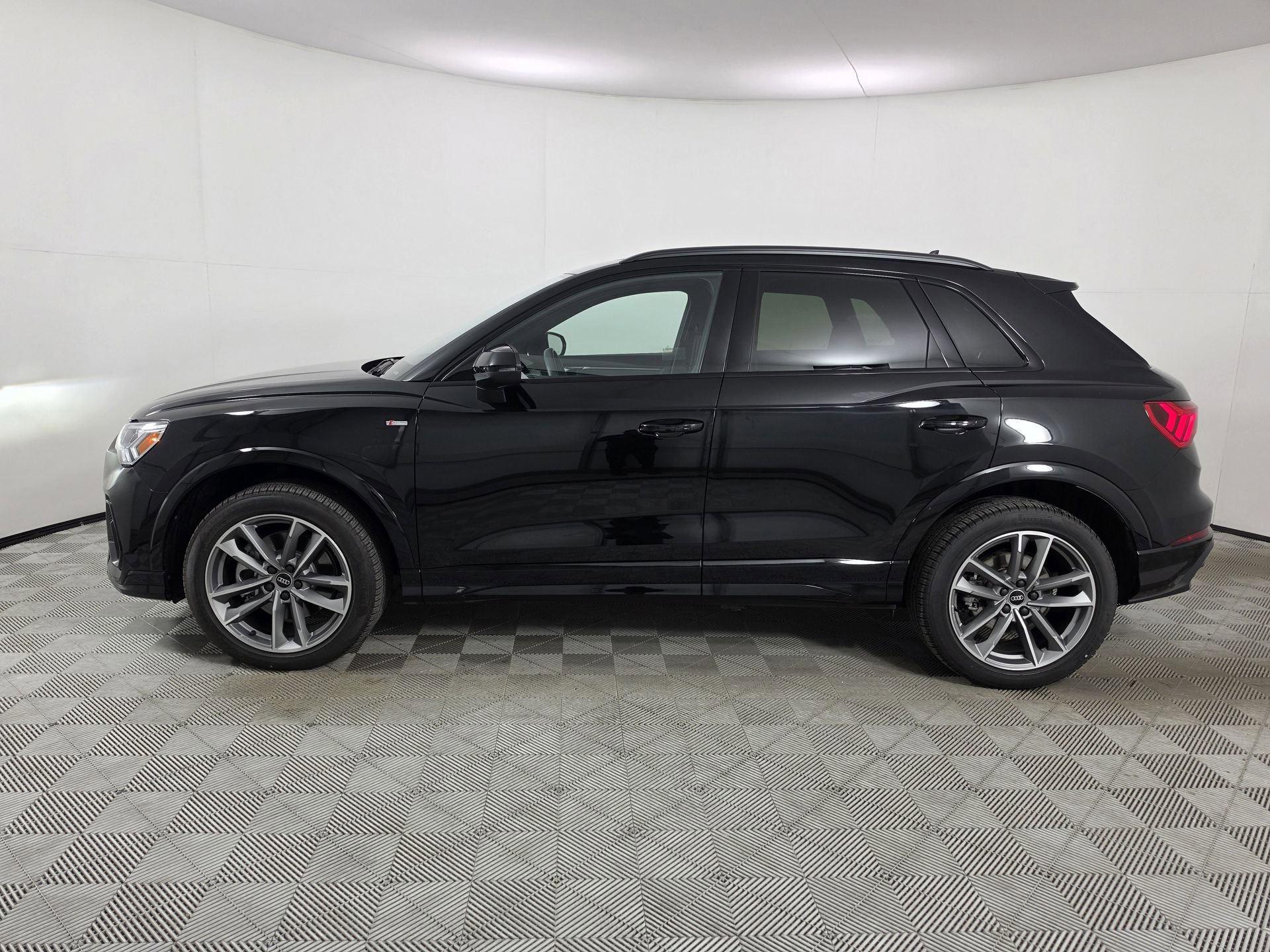 Certified 2025 Audi Q3 2.0T Premium w/ Convenience Package AWD/4WD image 4