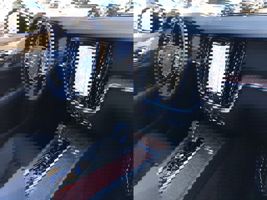 Used 2025 Volvo V60 B5 Cross Country Plus image 17