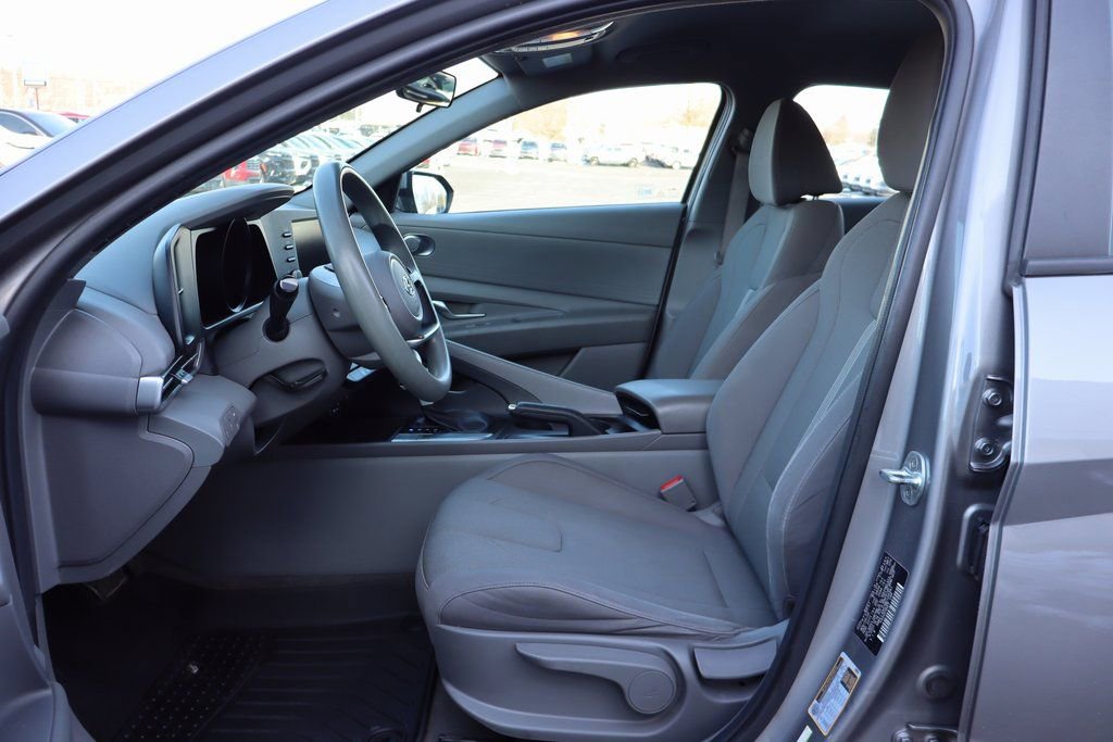 Used 2021 Hyundai Elantra SE image 4
