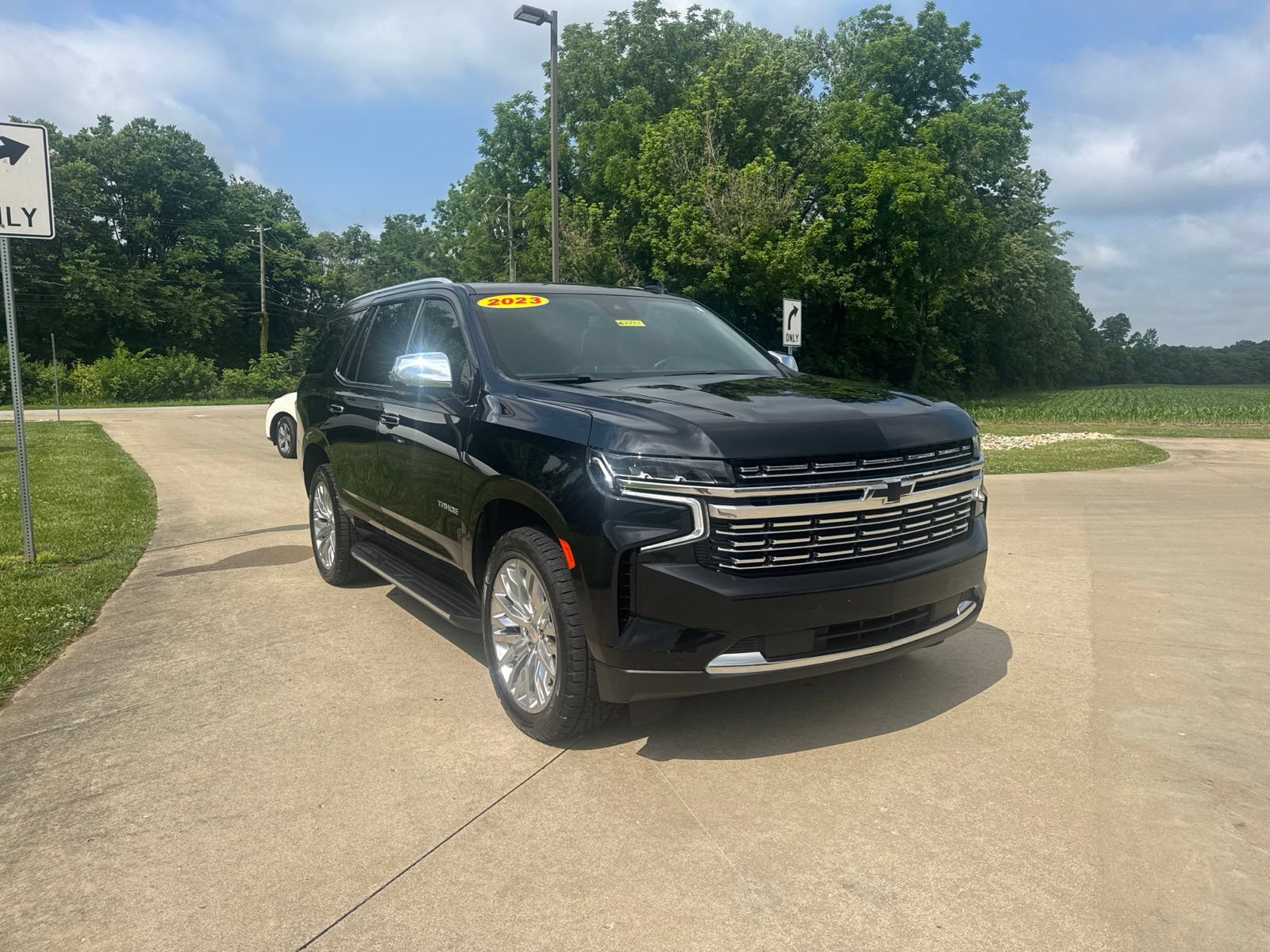 Used 2023 Chevrolet Tahoe Premier AWD/4WD image 3