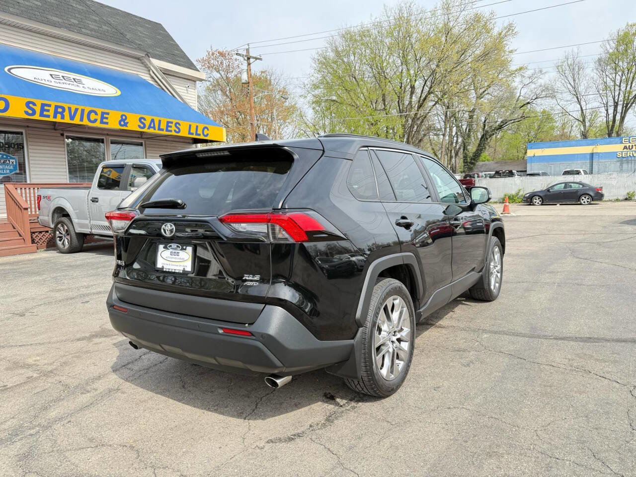 Used 2021 Toyota RAV4 XLE Premium image 8