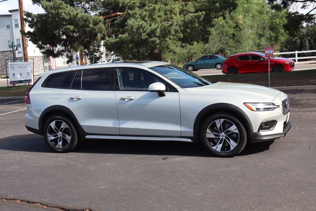 Used 2021 Volvo V60 T5 Cross Country AWD/4WD image 2