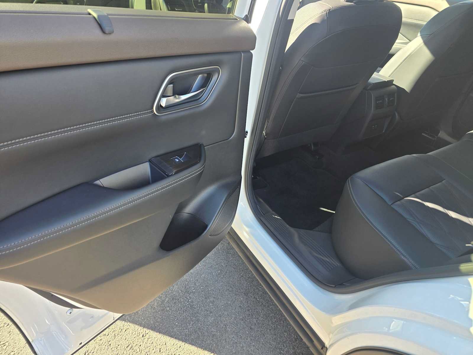 Used 2023 Nissan Rogue Platinum FWD image 17