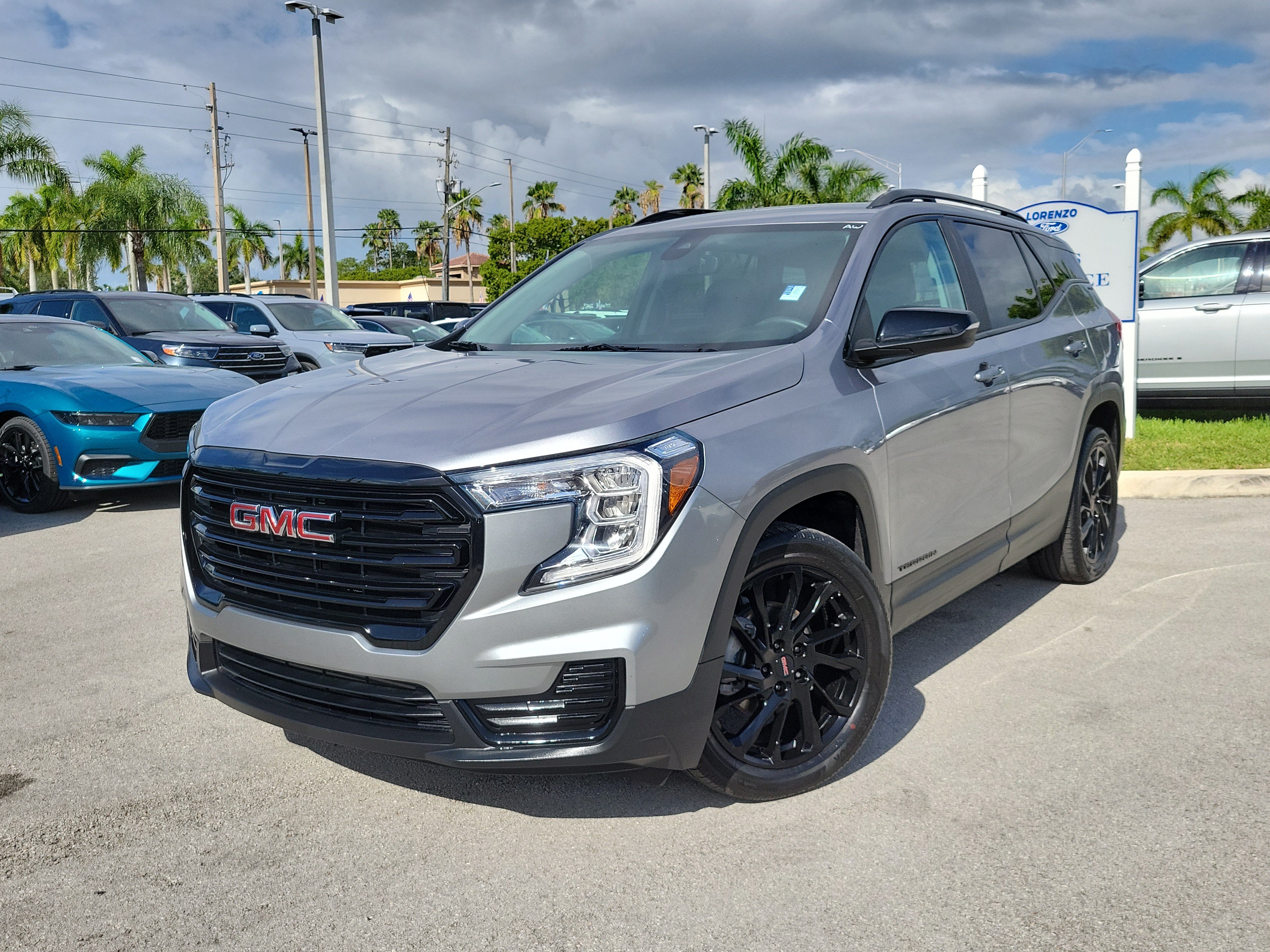 Used 2024 GMC Terrain SLE w/ Driver Convenience Package FWD image 1