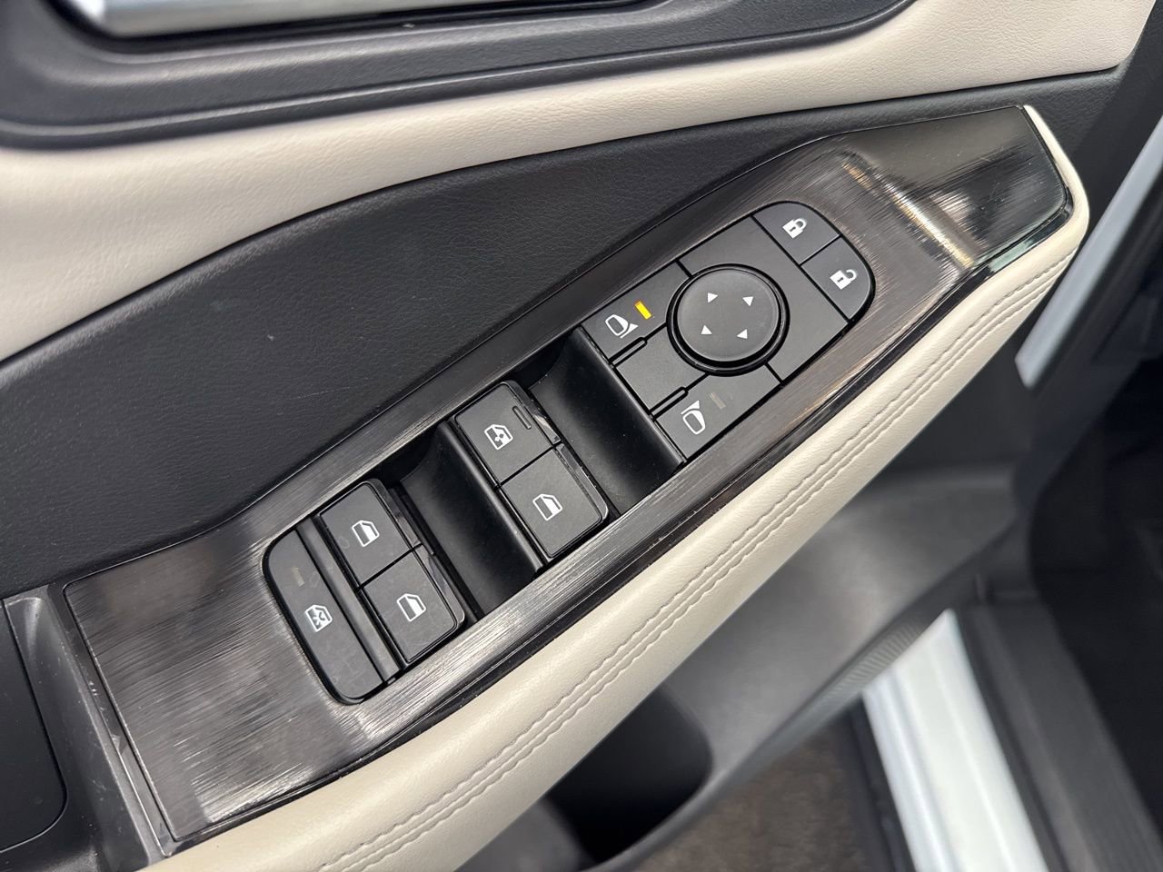 Used 2025 Nissan Rogue SV image 35