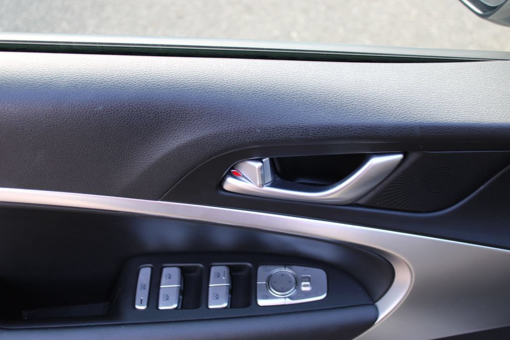 Used 2025 Genesis G70 2.5T image 12