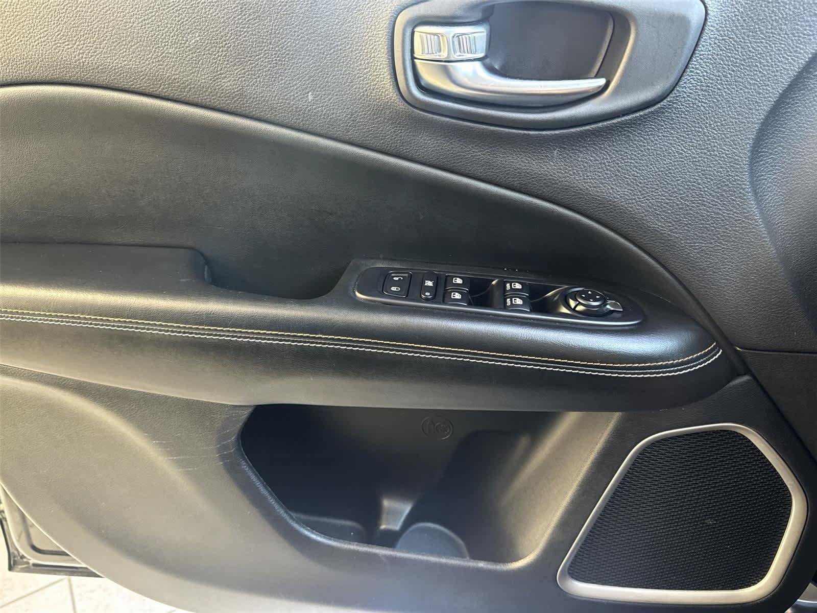 Used 2019 Jeep Compass Latitude w/ Cold Weather Group AWD/4WD image 20
