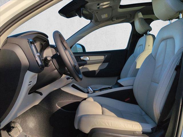 Used 2023 Volvo XC40 B4 Plus w/ Driver Assist Package image 17