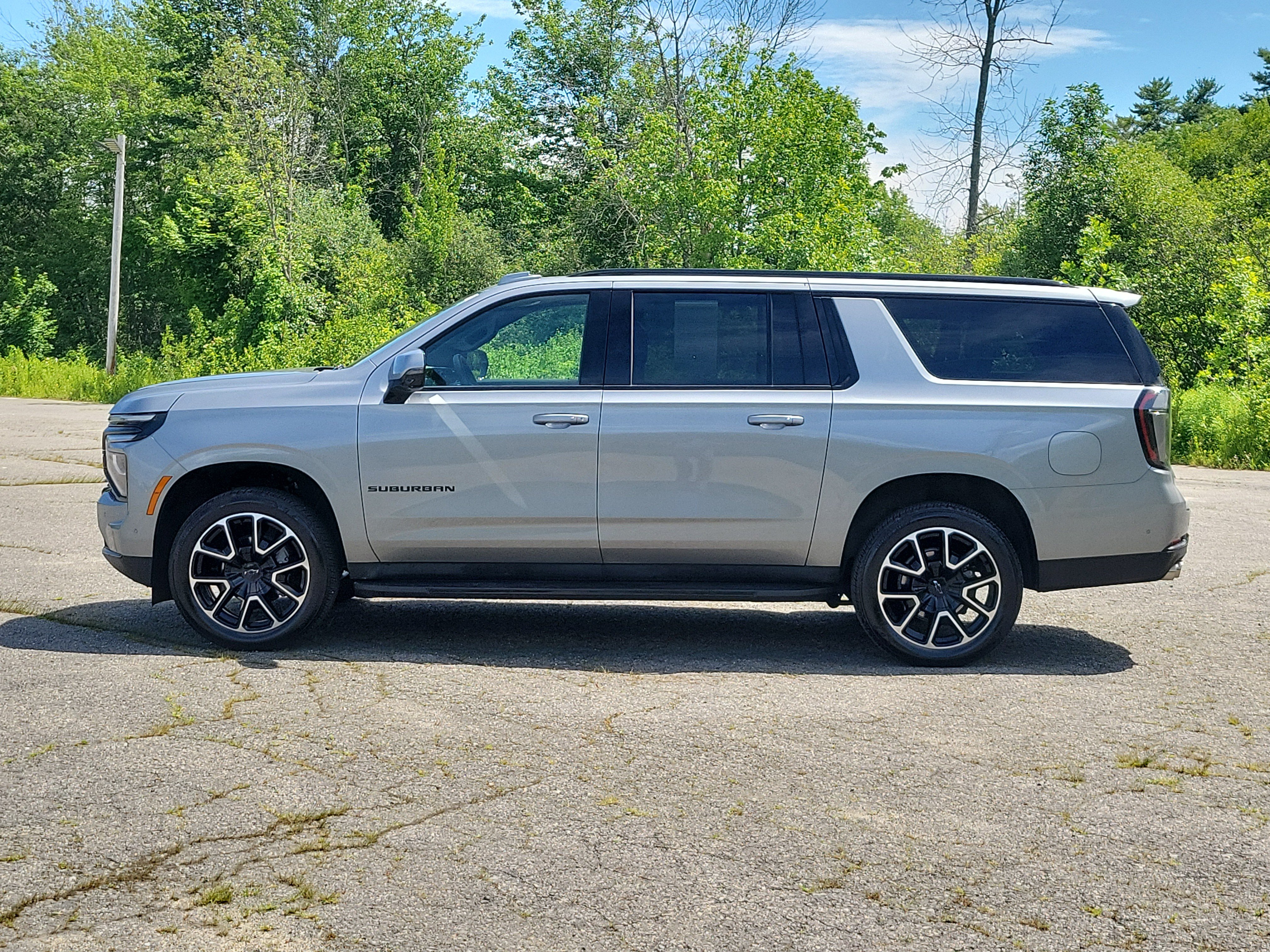 Used 2025 Chevrolet Suburban RST w/ Comfort Package AWD/4WD image 8