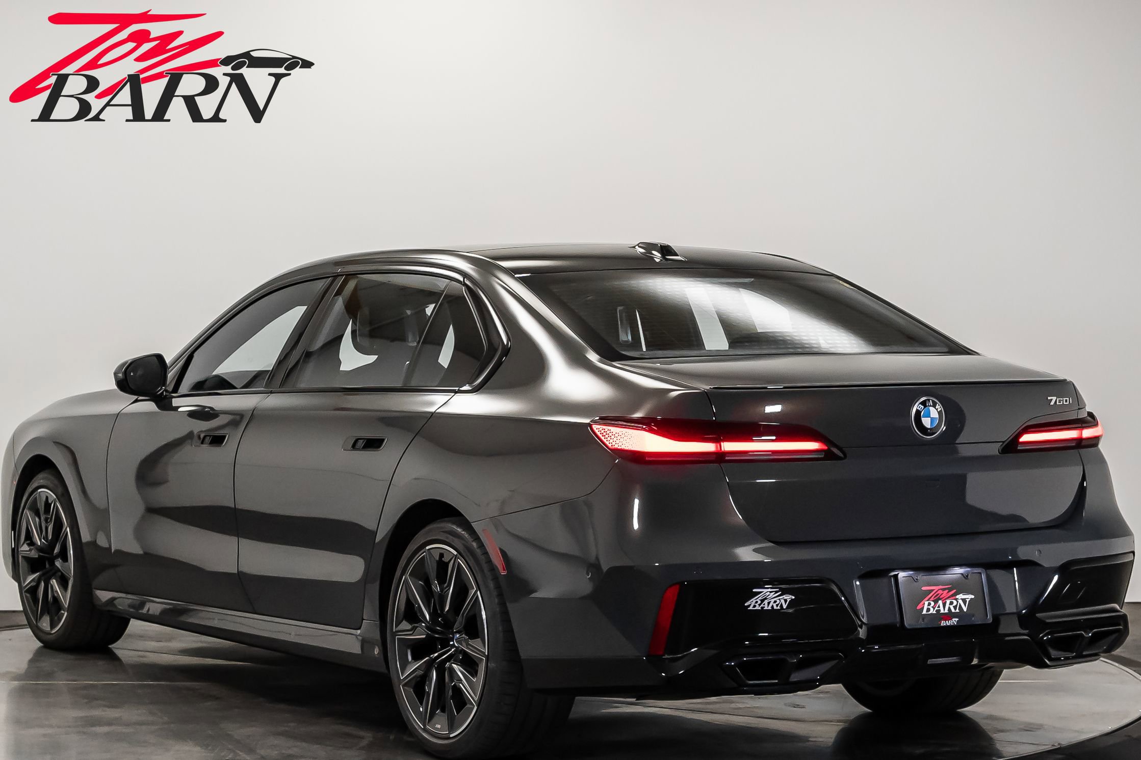Used 2023 BMW 760i xDrive w/ Executive Package image 3