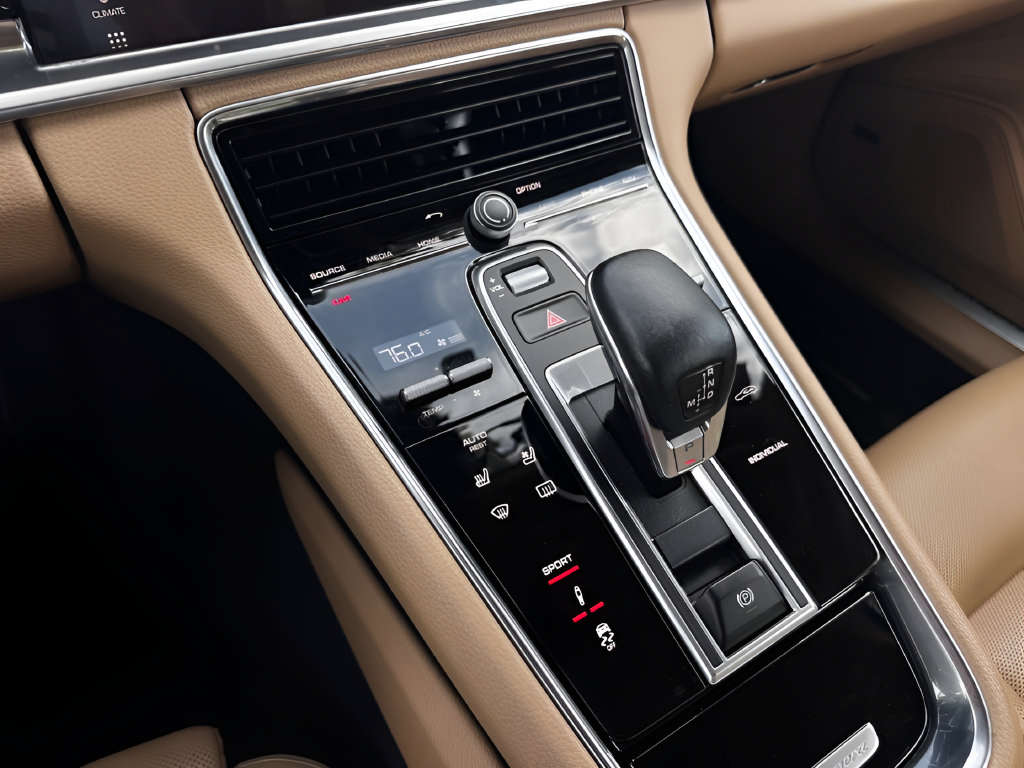 Used 2018 Porsche Panamera RWD image 9