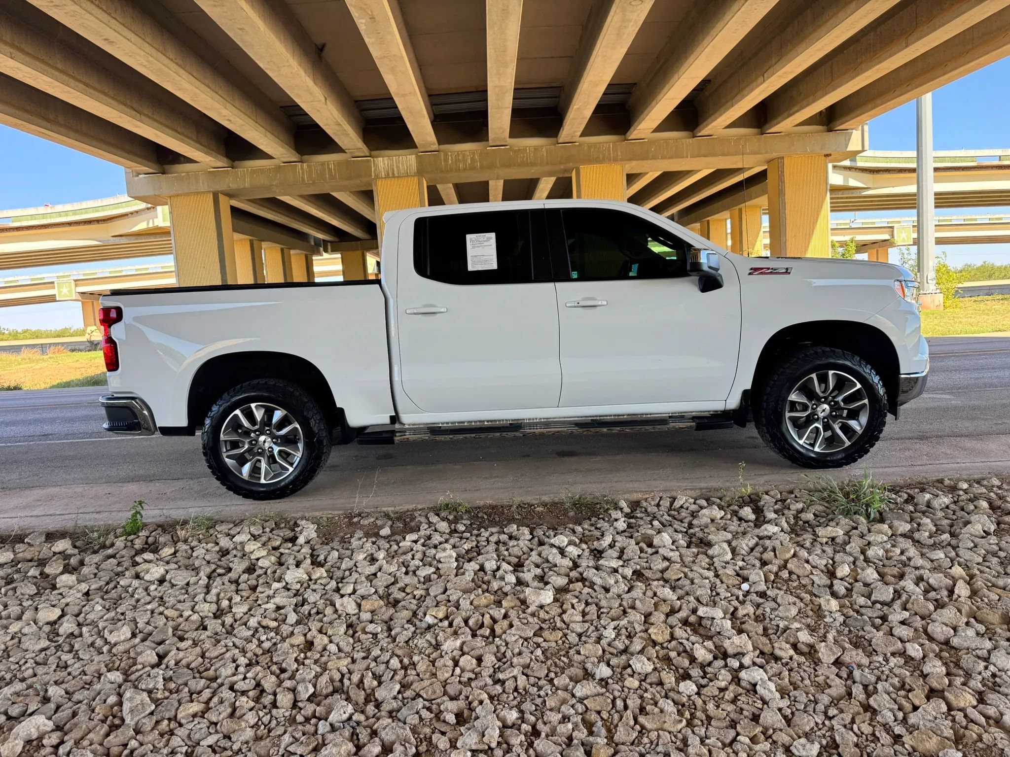 Used 2023 Chevrolet Silverado 1500 LT w/ Z71 Off-Road Package AWD/4WD image 2